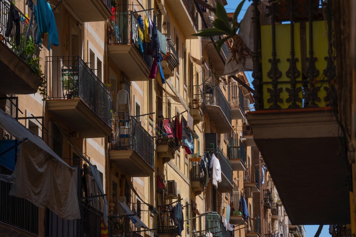 Archivo - Fachada de un edificio de viviendas, a 17 de mayo de 2023, en Barcelona, Cataluña (España). Después de su aprobación en el Congreso el pasado 27 de abril, hoy se ha aprobado en el Senado la Ley por el derecho a la vivienda. La Ley es una de las