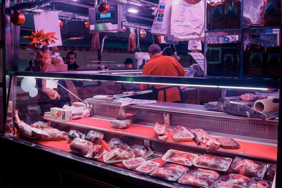 Una carnicería en el Mercado de la Cebada, en Madrid (España)