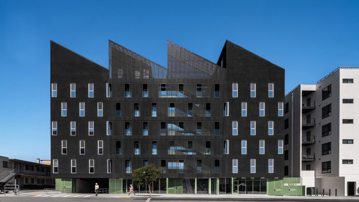 The Jagger destaca en el skyline de Los Ángeles por dos aspectos, su cubierta de dientes de sierra y el color negro