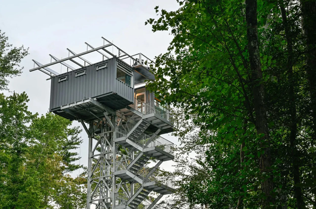 La vivienda River Forest Lookout está compuesta por dos contenedores marítimos situados a 15 metros de altura