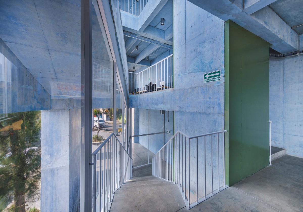La principal característica del edificio es su tonalidad azul del hormigón armado, un homenaje al colorido de las casas circundantes.