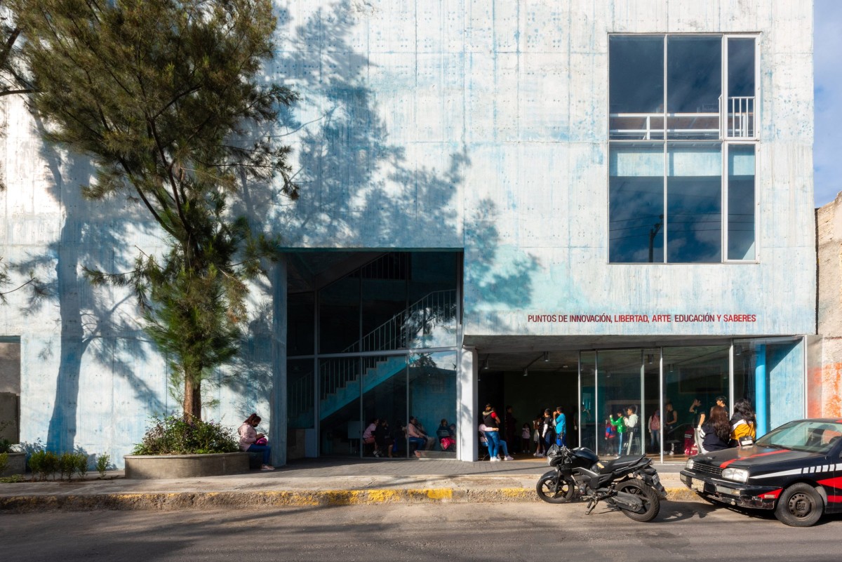 La fachada ha sido cortada para ofrecer un acceso en diagonal y una relación directa entre interior y exterior.