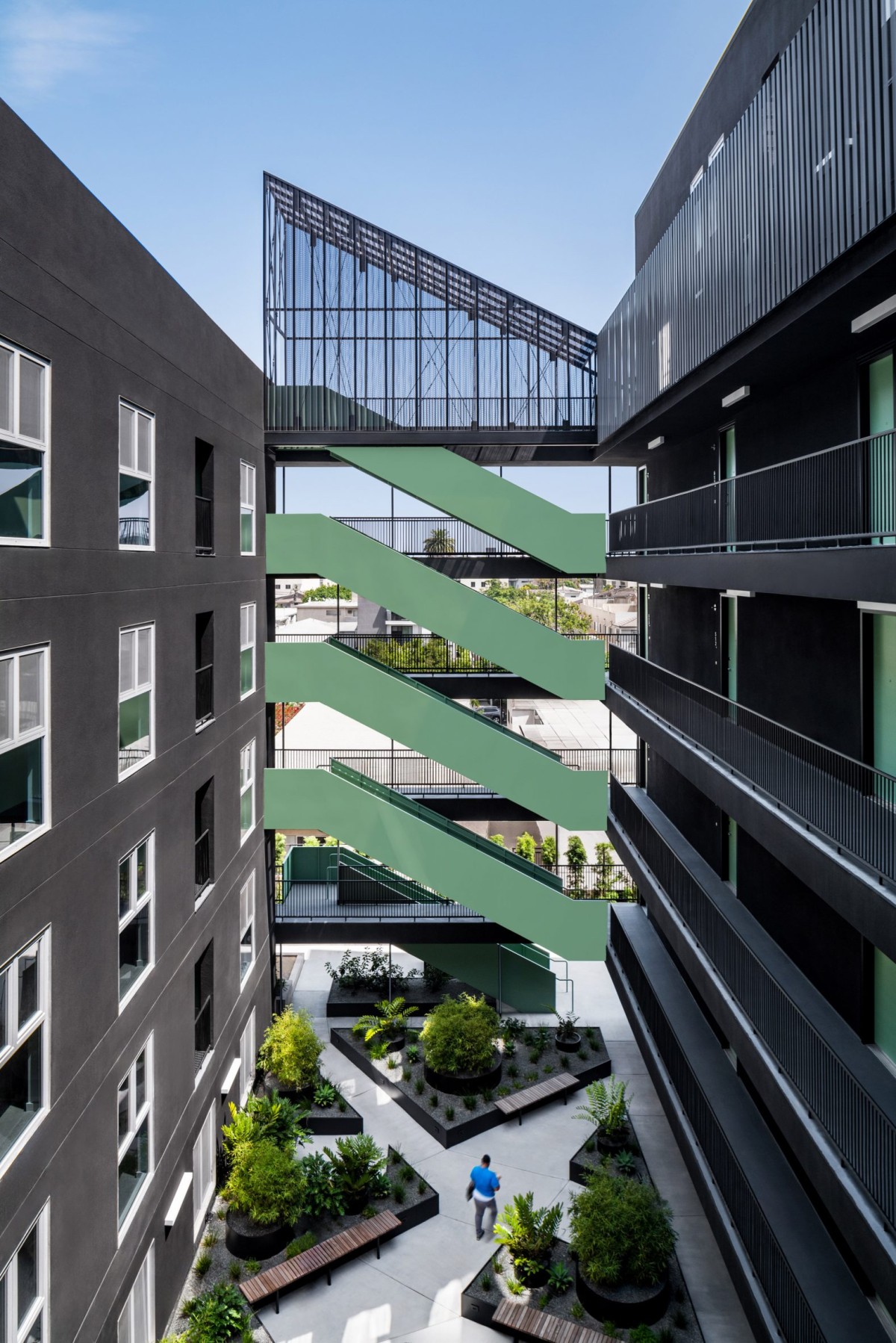 El patio interior “semipúblico” está concebido a varias alturas y, las fachadas del edificio son de diversa tipología.