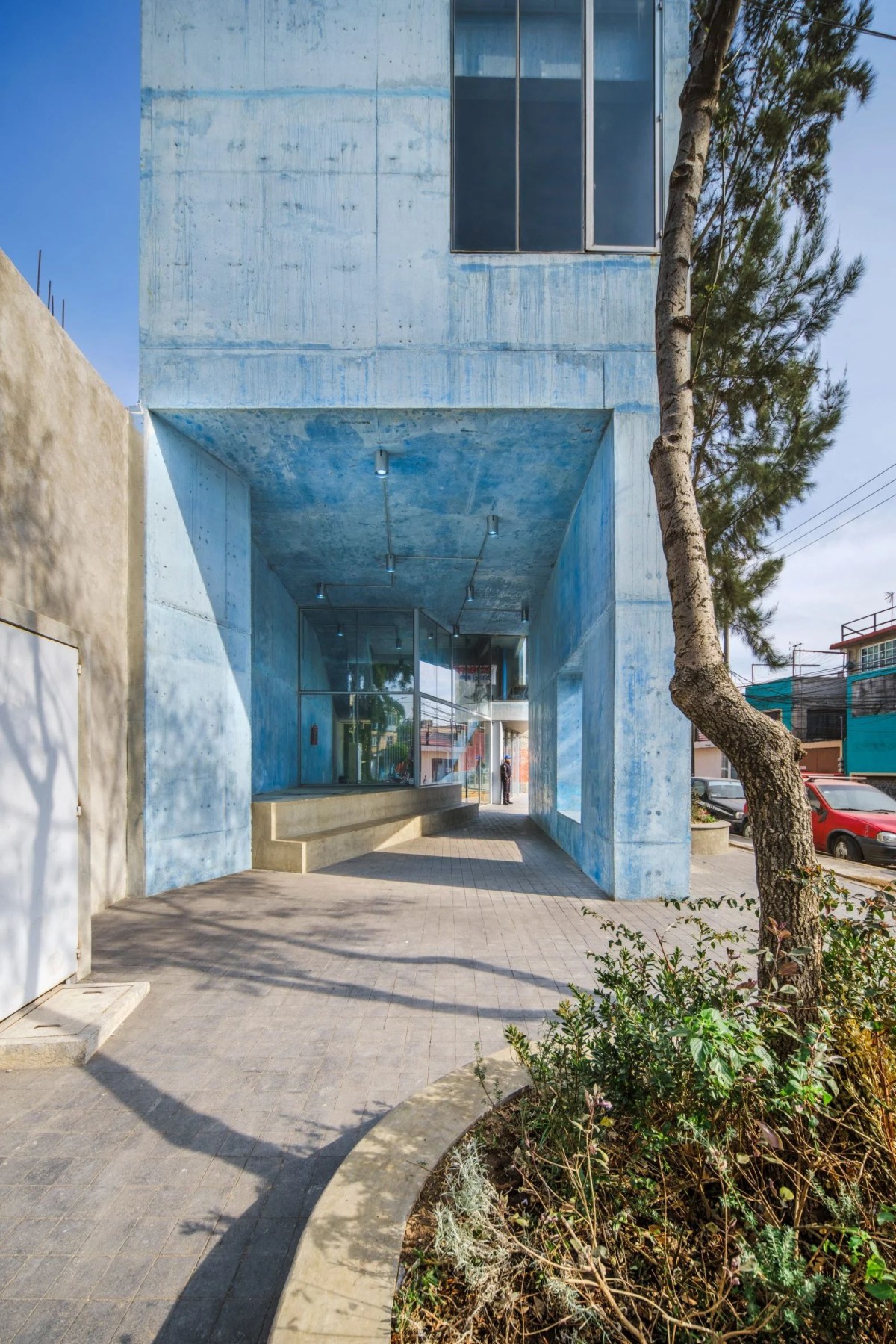 El porche creado por el corte diagonal de la fachada permite crear una zona exterior cubierta para protegerse de las inclemencias del tiempo.