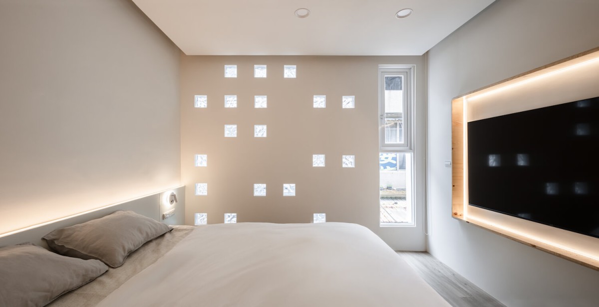 Toda la vivienda cuenta con entrada de luz natural gracias a sus ventanas y claraboyas, aspecto que destaca especialmente en el dormitorio con las ventanas de bloques de vidrio.