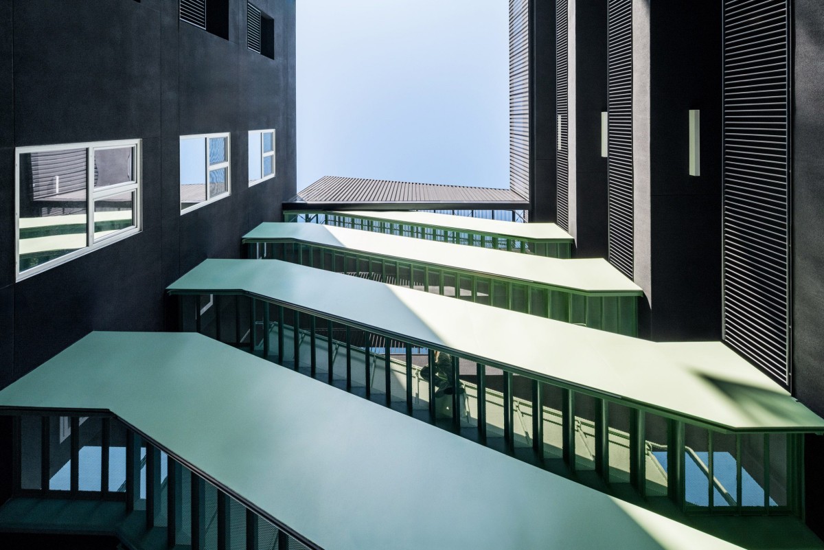 La escalera verde es uno de los elementos más destacados del interior del patio, no solo por su contraste cromático sino también por su monumentalidad.