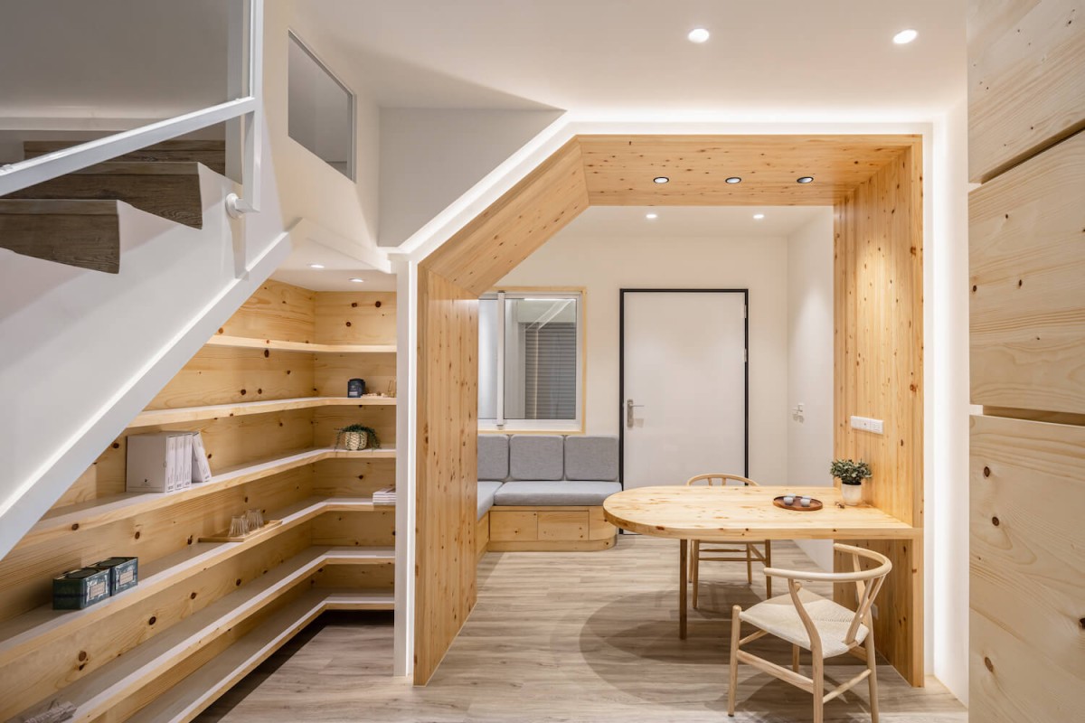 La mesa del comedor es el lugar donde se comparten las comidas y es el punto central de la casa pues todo el diseño gira en el concepto de unión familiar.