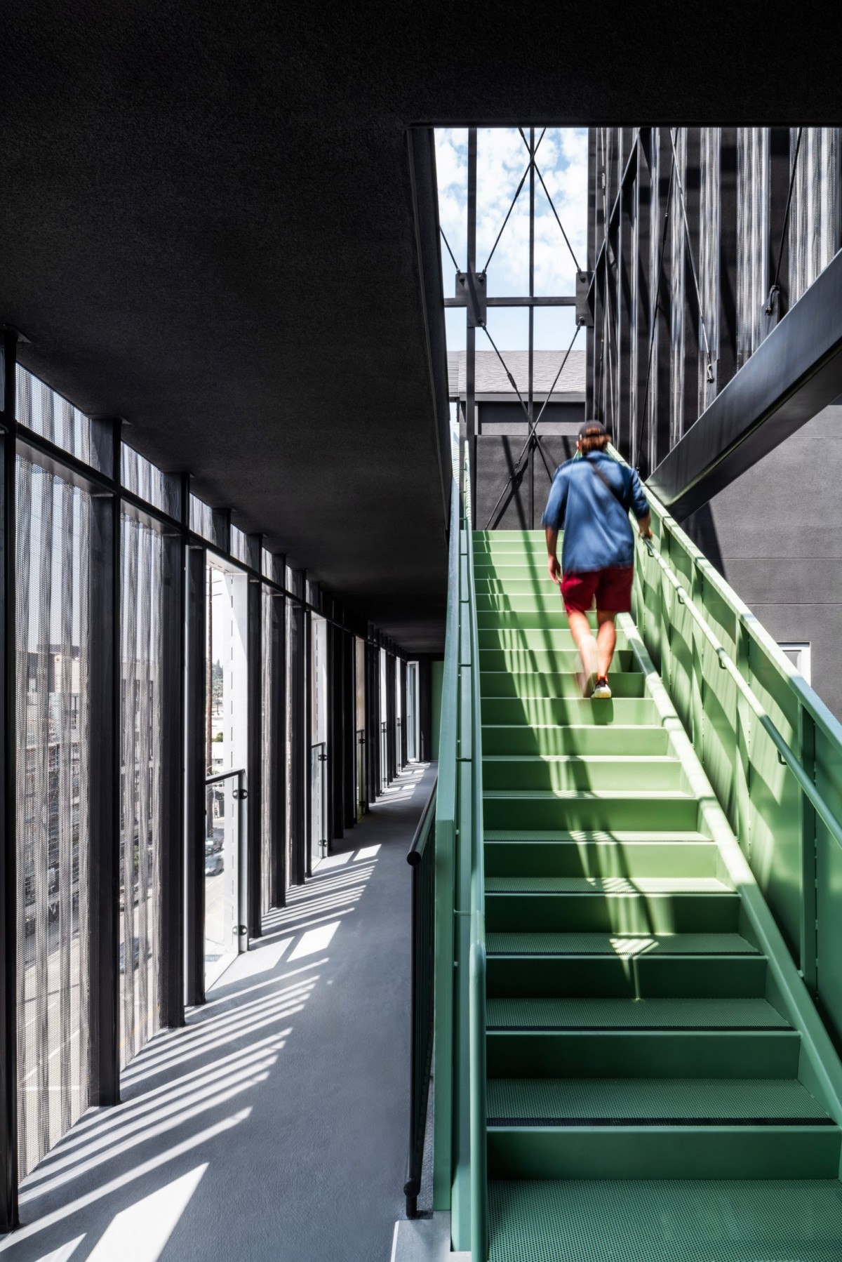 El espacio central de la fachada se concibe como una enorme pantalla realizada con paneles metálicos perforados y sirve para proteger las escaleras de acceso a los apartamentos.