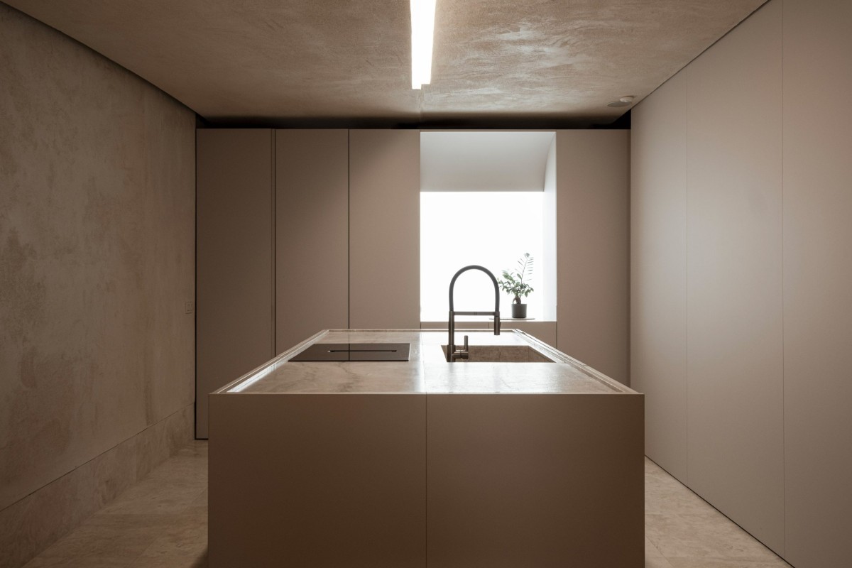 La cocina cuenta con una isla en la parte central. En los laterales, al igual que en el resto de la planta baja, se encuentran los armarios empotrados.