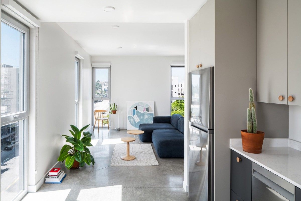 Todas las habitaciones de los apartamentos cuentan con una gran cantidad de luz natural gracias a la disposición de las ventanas y al patio interior.