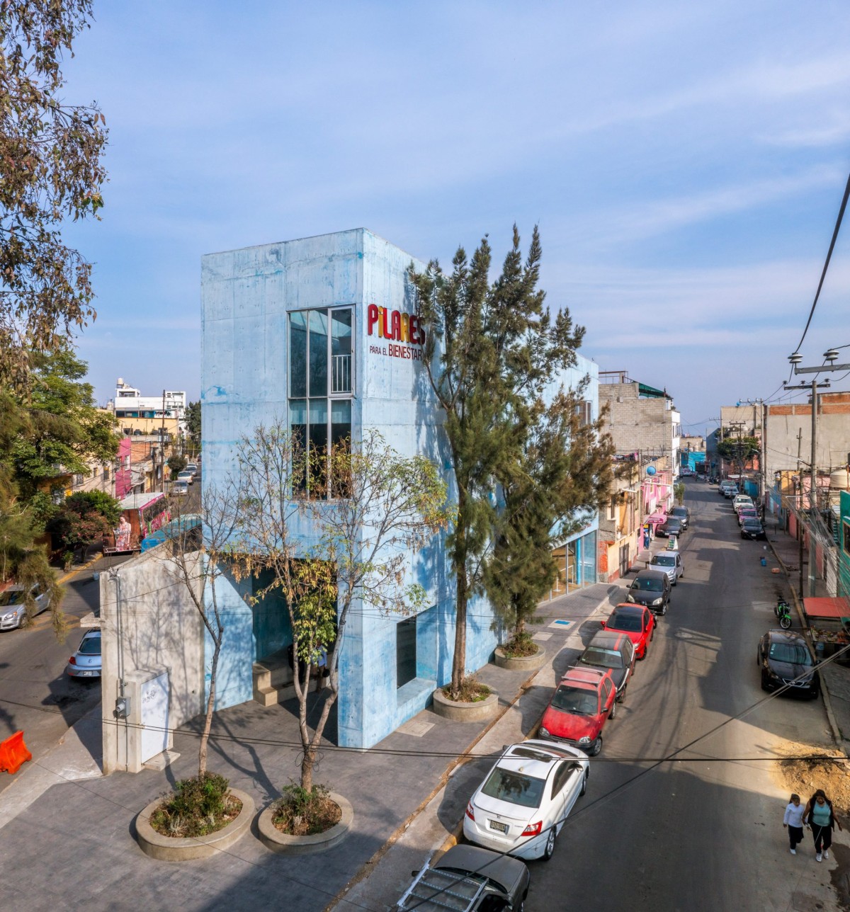 El espacio del centro comunitario no ocupa todo el solar, lo que ha permitido dejar el arbolado existente.