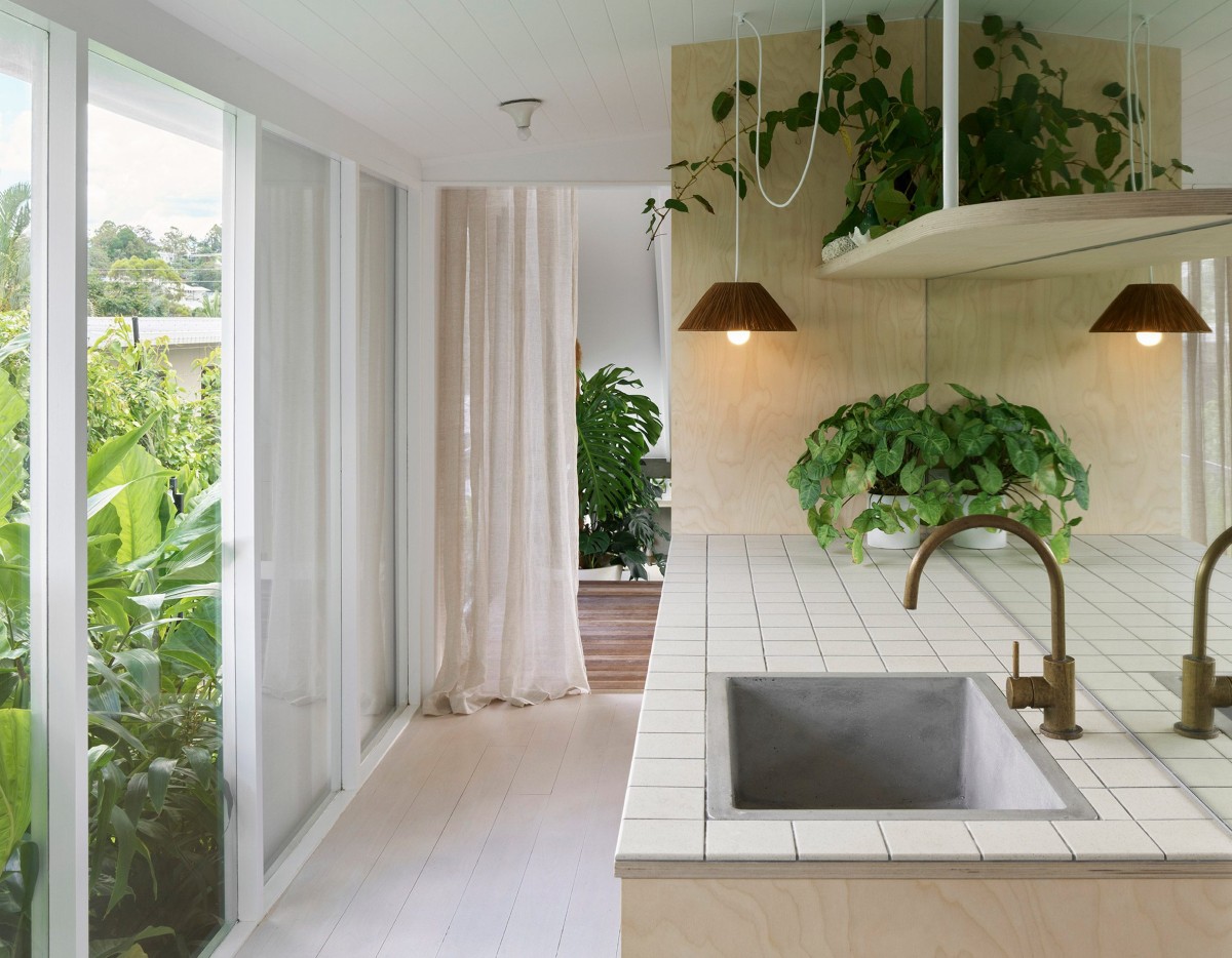 Todas las estancias de la vivienda están concebidas con la sensación de estar viviendo en un jardín gracias a sus muros cortina acristalados.