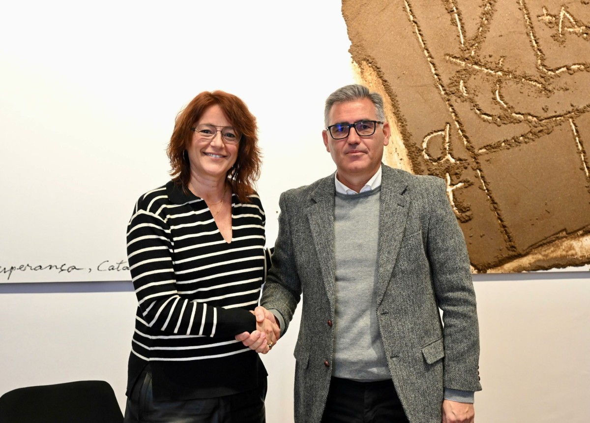 La primera teniente de alcaldía del Ayuntamiento de Barcelona, Laia Bonet, y Pau Pérez de Acha, director de Vivienda Social y Asequible y Relaciones Institucionales de Sareb