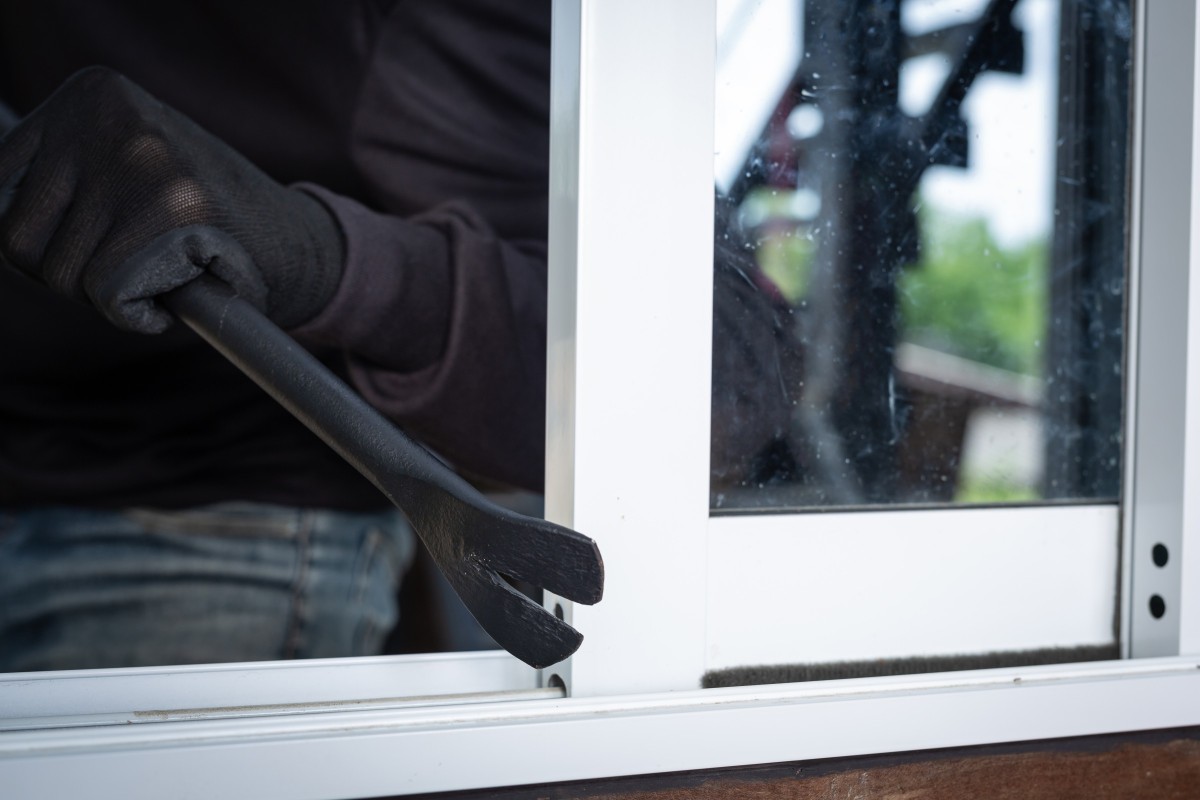 What can a homeowners' association do about squatters?
