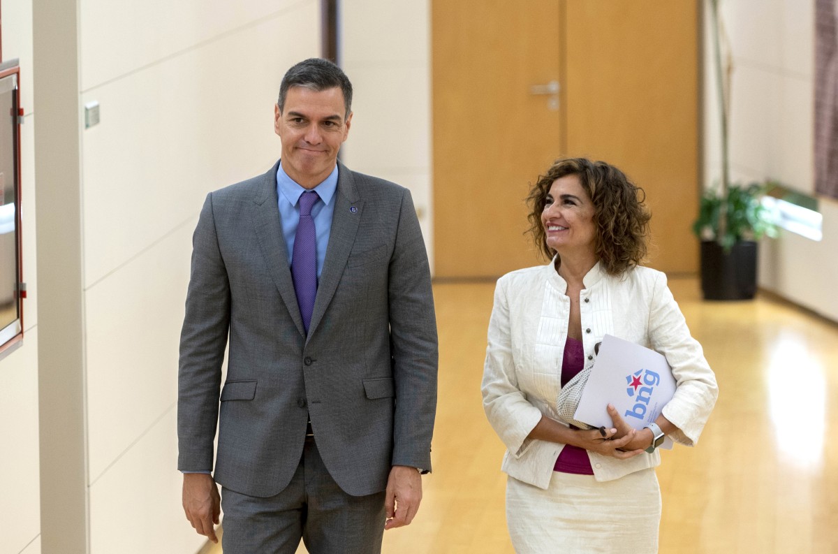 La ministra de Hacienda y Función Pública en funciones, María Jesús Montero, y el presidente del Gobierno en funciones, Pedro Sánchez