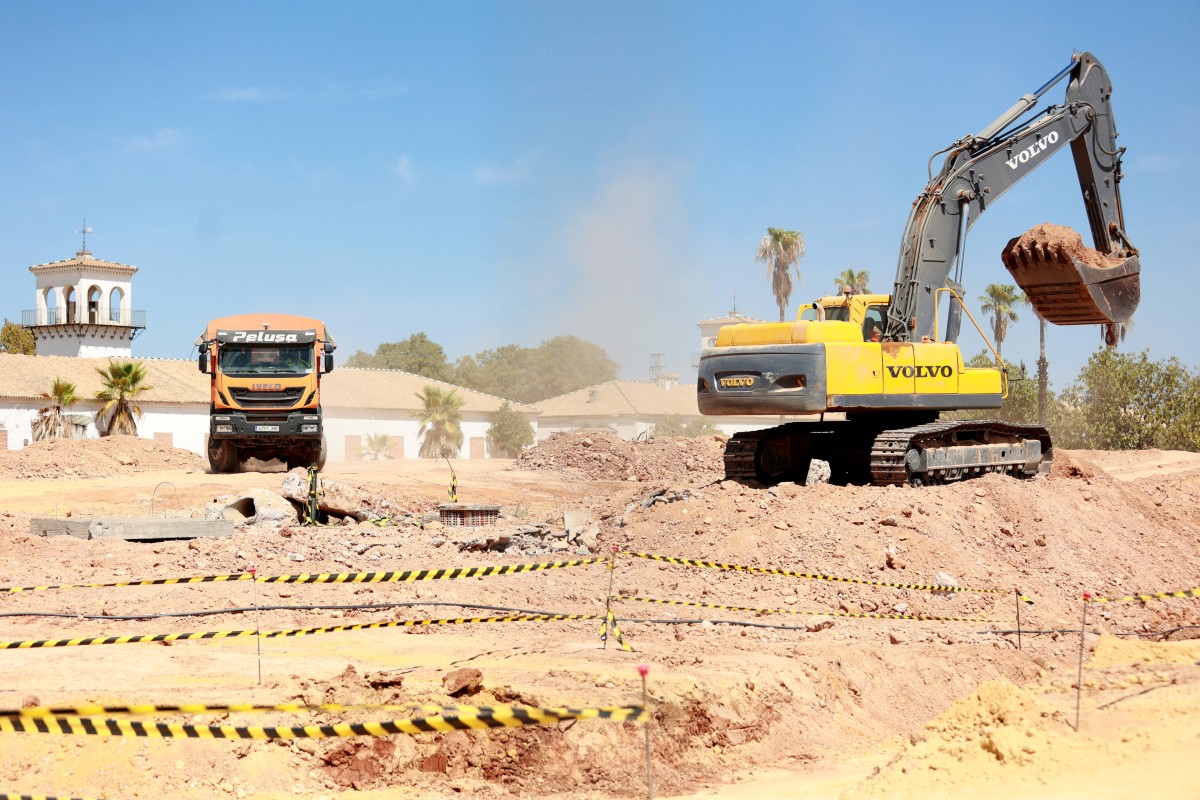 Archivo - Trabajadores de la construcción en una obra en la barriada del Parque Alcosa, a 2 de septiembre de 2023 en Sevilla (Andalucía, España)