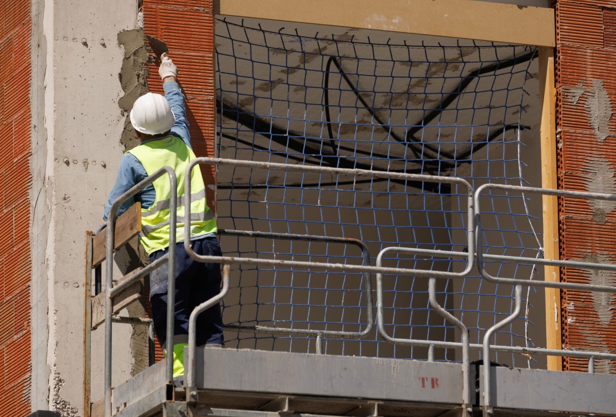 Archivo - Un obrero trabajando en un edificio en construcción