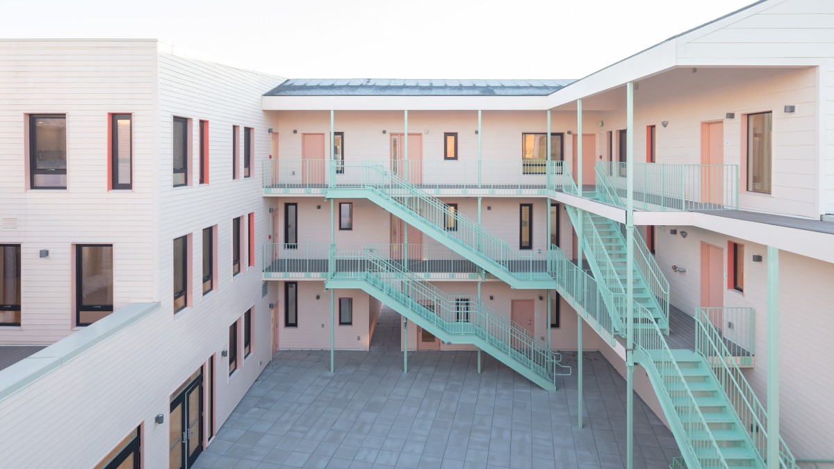 Las escaleras y pasarelas exteriores es uno de los elementos más característicos del complejos, que evoca a los patios de los típicos hoteles americanos de carretera.