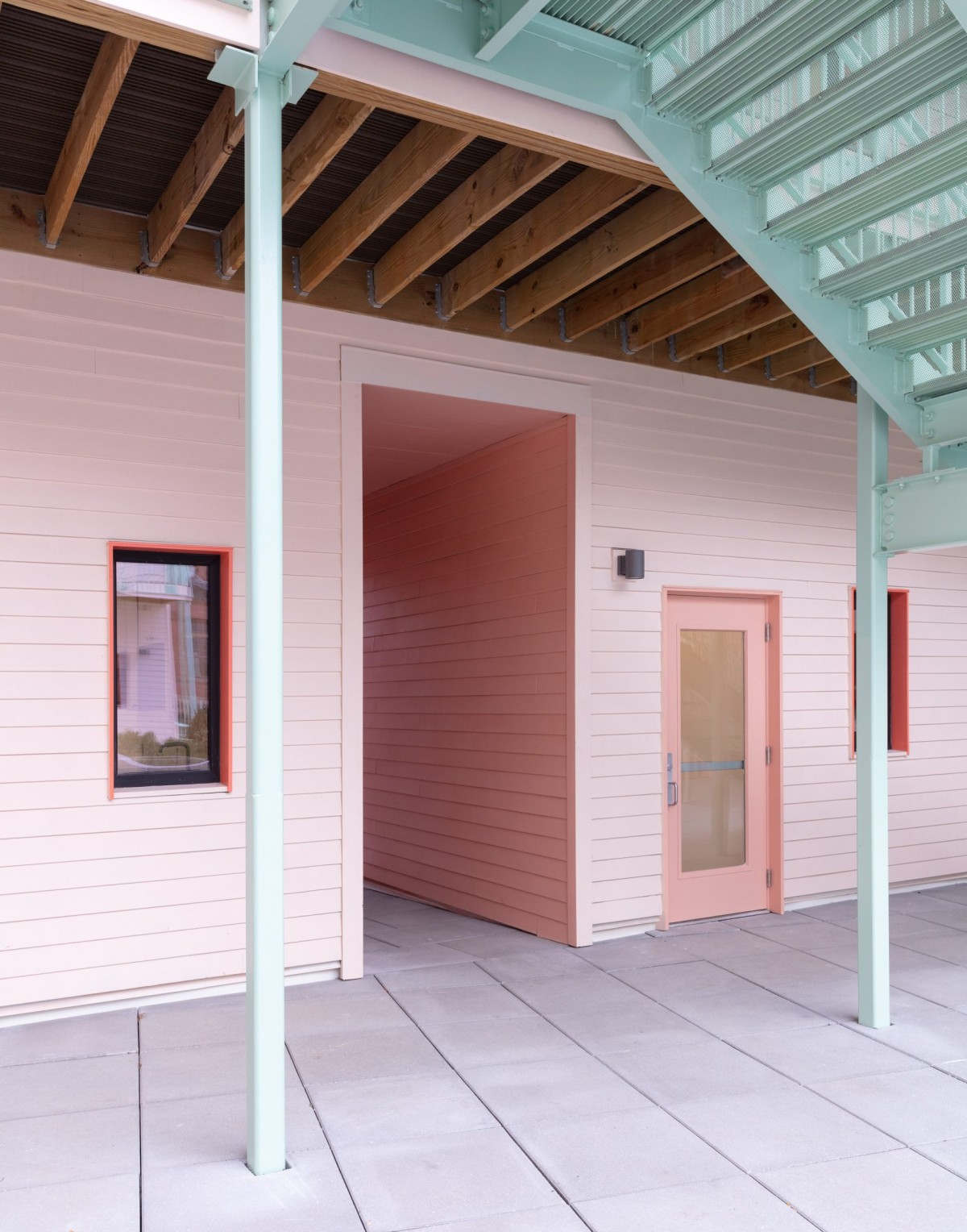 El rosa pálido es el predominante en las fachadas y viene acompañado por el melocotón, el limón y el verde espuma de mar en marcos de las ventanas, barandillas, puertas y otros elementos.