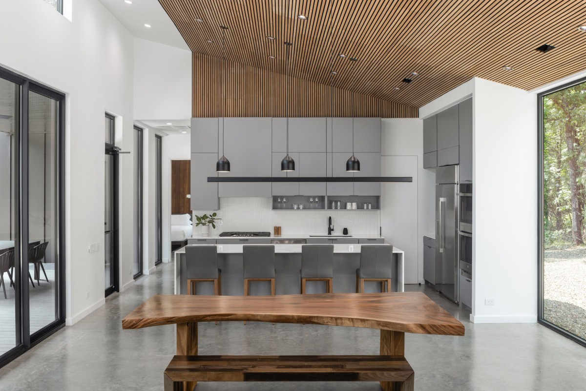 La cocina, el comedor y la sala de estar se encuentran ubicados en una misma sala concebida con concepto abierto.