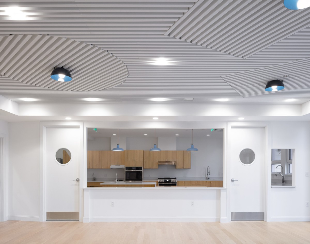 Entre los espacios comunes que incluye el complejo, se debe destacar la cocina-comedor con capacidad para 100 personas.