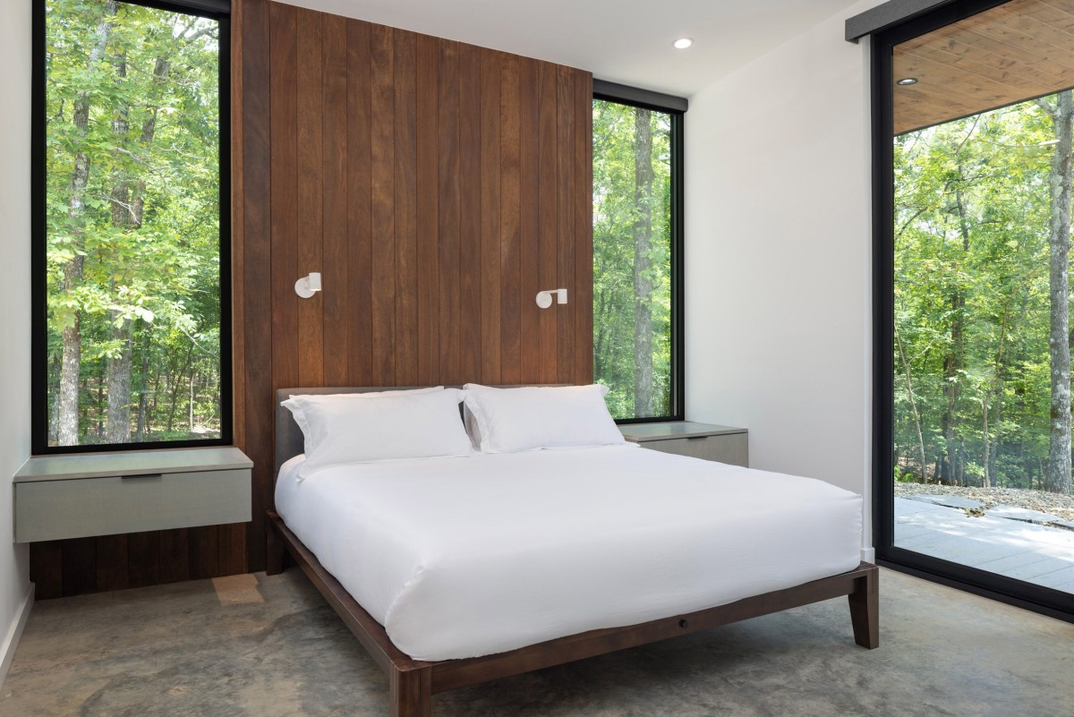 La cabaña cuenta con tres dormitorios situados cada uno en los volúmenes perpendiculares.