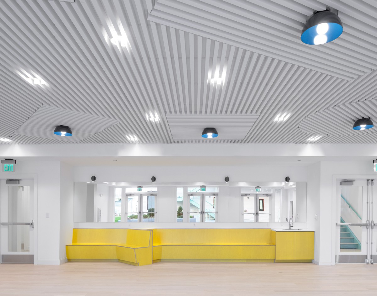 El complejo cuenta con salas comunitarias para practicar yoga, escuchar música, trabajar, así como terrazas y jardines al aire libre.