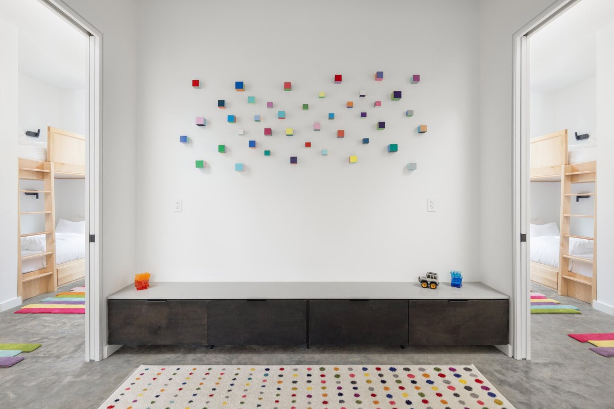 La cabaña dispone de una crujía con dos cuartos con literas y una sala de juegos contigua.