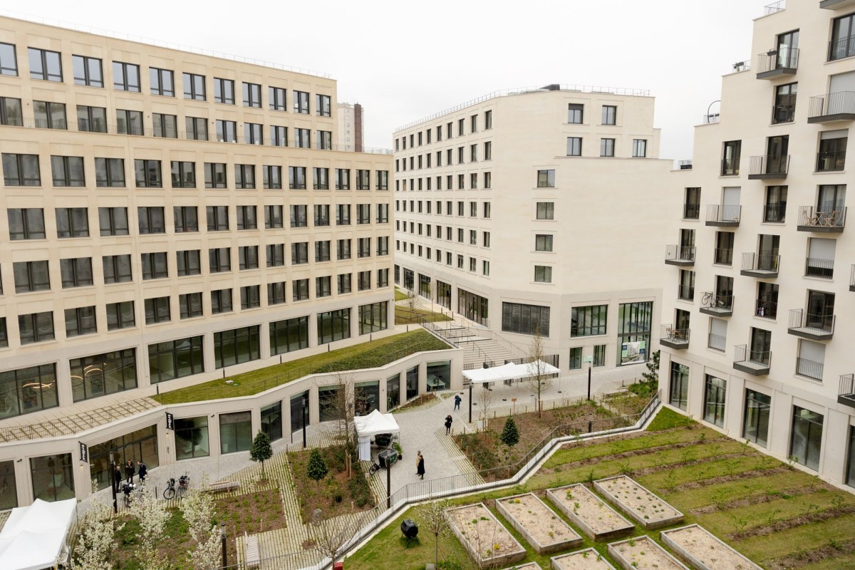 El nivel exterior elevado ofrece espacios ajardinados donde se han instalado huertos, hoteles para insectos o cajas nido