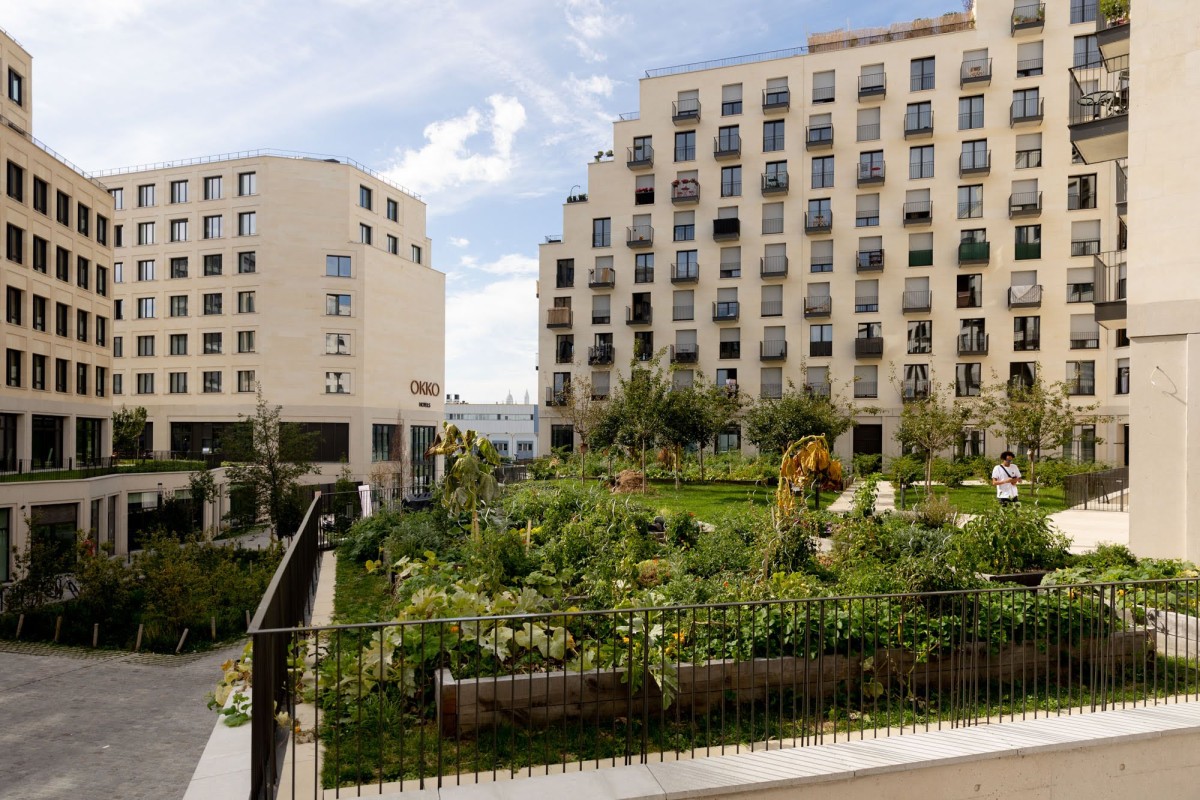 Îlot Fertile es el primer barrio parisino concebido como cero carbono gracias a su tipo de construcción y la eficiencia energética por su aislamiento y uso de renovables.