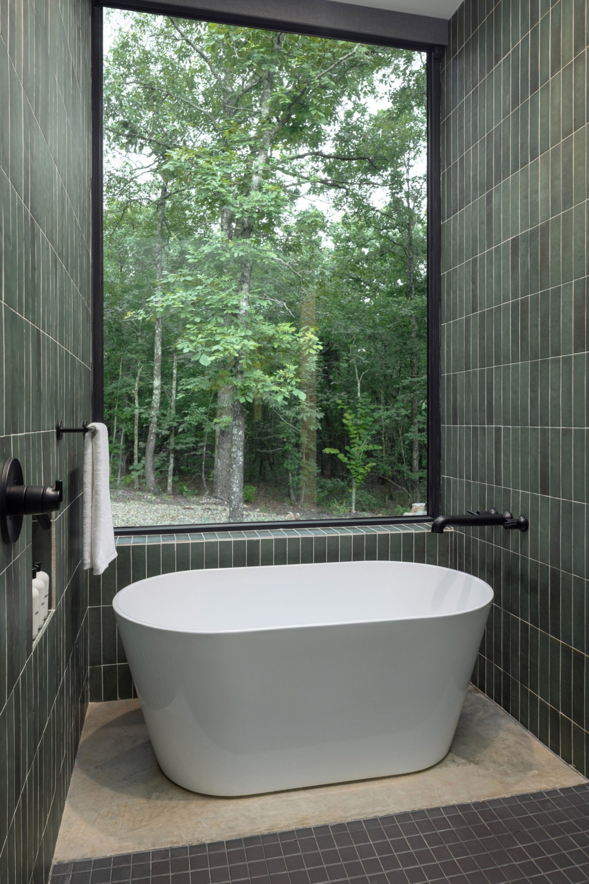 Las vistas que ofrece la cabaña desde el interior gracias a las numerosas ventanas permiten captar “la luz del sol anaranjado de Oklahoma a través de los árboles”.