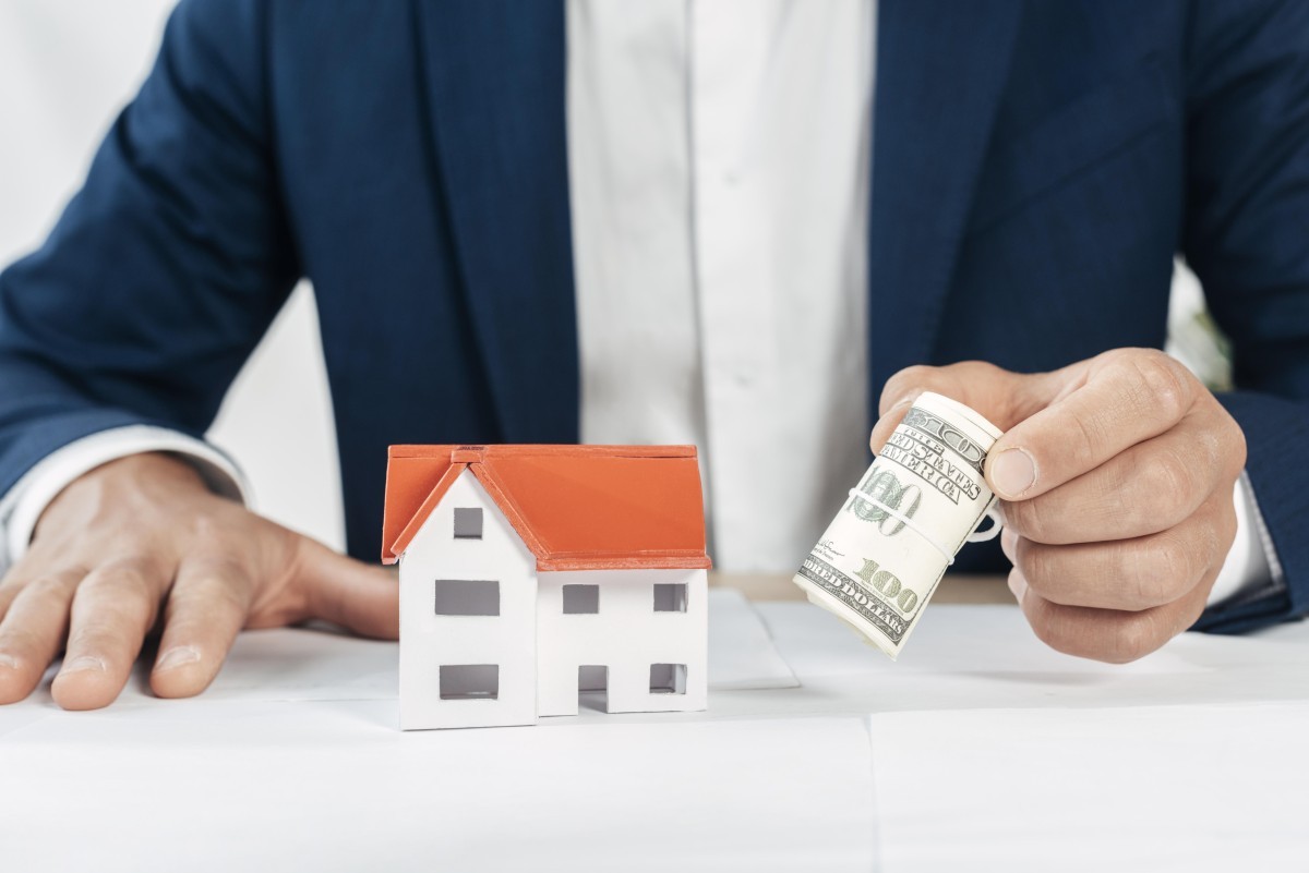pagar en efectivo por la compra de una casa