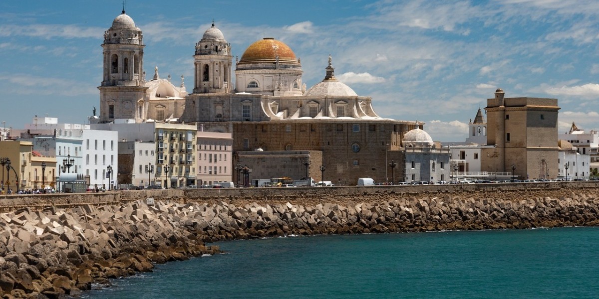 Living in Cadiz: why choose Cadiz, pros and cons and the best neighbourhoods