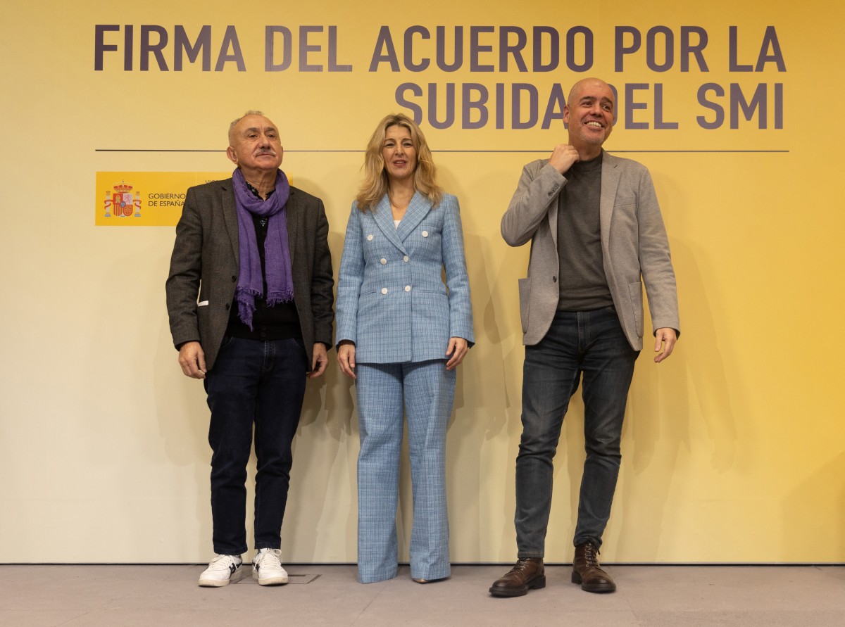 La vicepresidenta segunda del Gobierno y ministra de Trabajo, Yolanda Díaz (c), junto a los secretarios generales de CCOO, Unai Sordo (d), y de UGT, Pepe Álvarez (i), en la firma del acuerdo para la subida del 5% del Salario Mínimo Interprofesional (SMI)