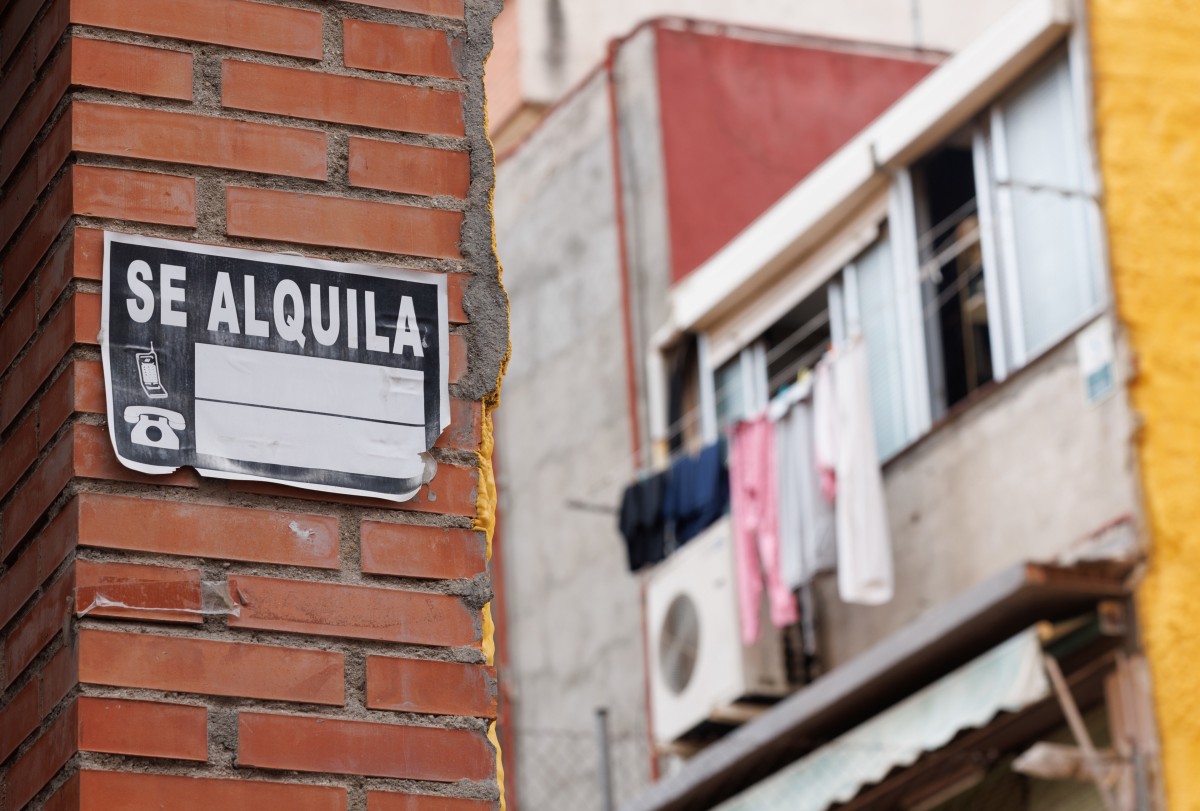 Archivo - Un cartel de alquiler en una vivienda 