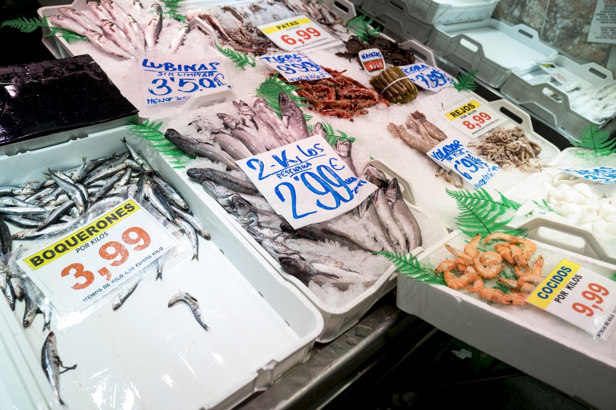 Archivo - Precios en una pescadería
