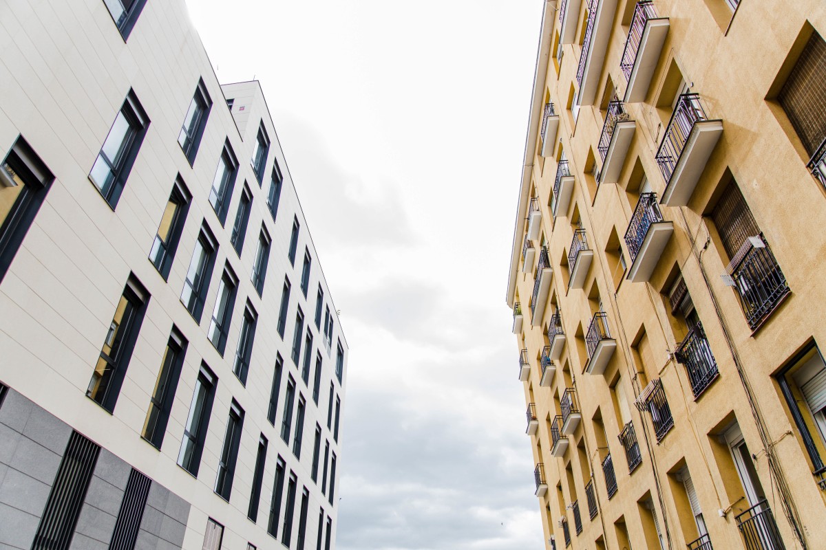 Archivo - Dos edificios en el distrito de Embajadores, a 14 de abril de 2023, en Madrid (España). 