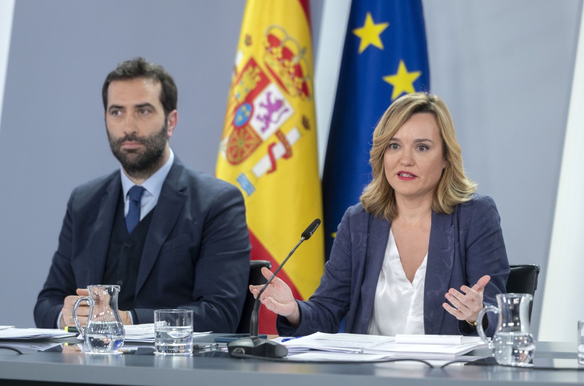 El ministro de Economía, Comercio y Empresa, Carlos Cuerpo, y la portavoz del Gobierno y ministra de Educación, Pilar Alegría, durante una rueda de prensa posterior a la reunión del Consejo de Ministros, en el Palacio de la Moncloa, a 27 de febrero de 202