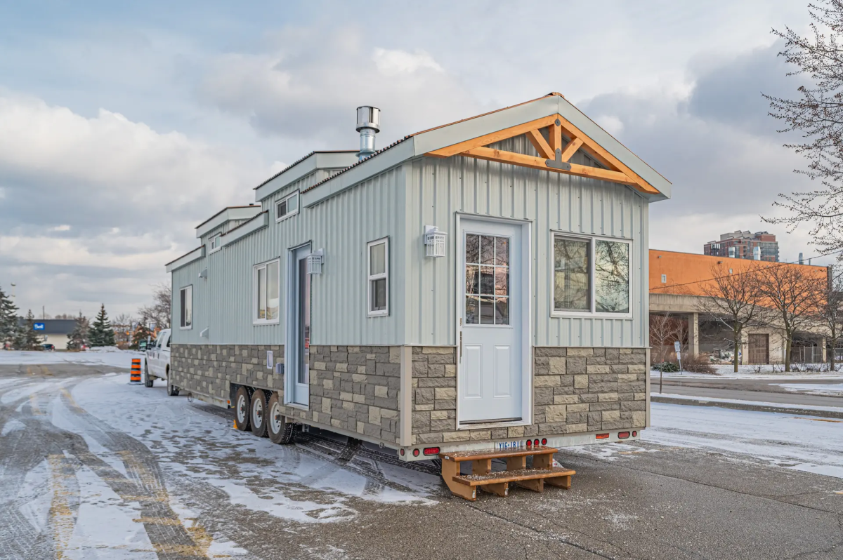 La Paddock House es una vivienda remolcable que cumple con todas las necesidades de espacio y comodidad exigidas.
