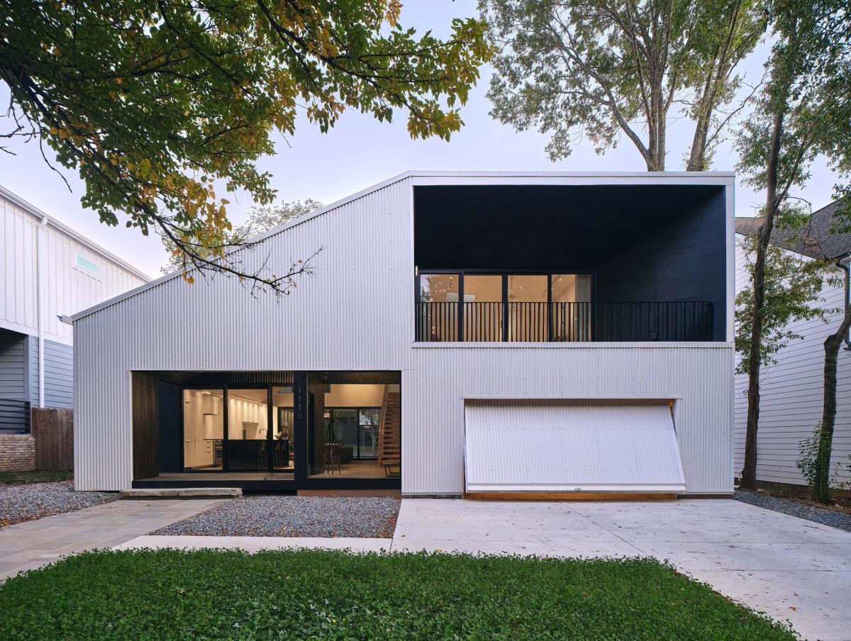 La casa Steel Louise ha sido diseñada para romper con la arquitectura suburbana que estaba emergiendo en el barrio de Belmont, Charlotte (Carolina del Norte).