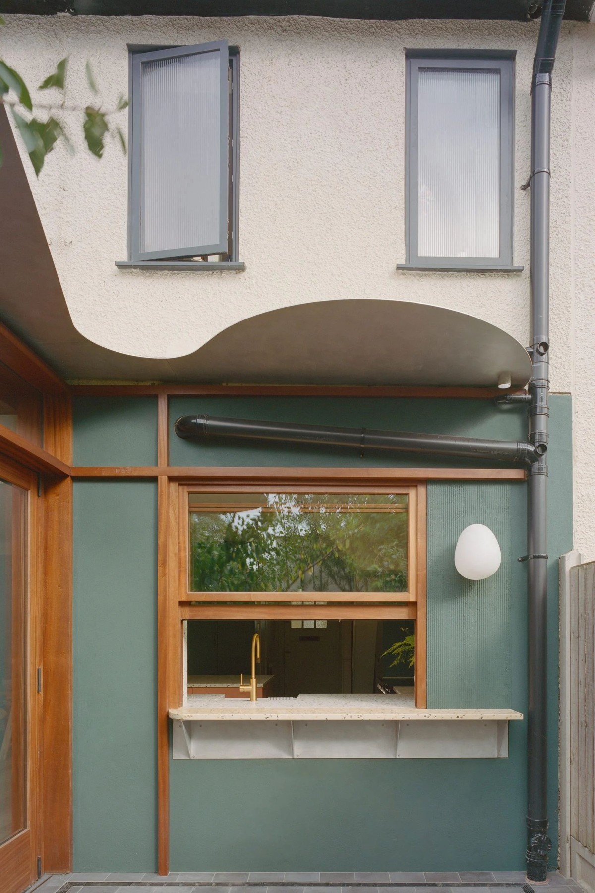 Destaca la marquesina de forma orgánica que recuerda a un “huevo frito”, tal como la han bautizado sus propietarios.