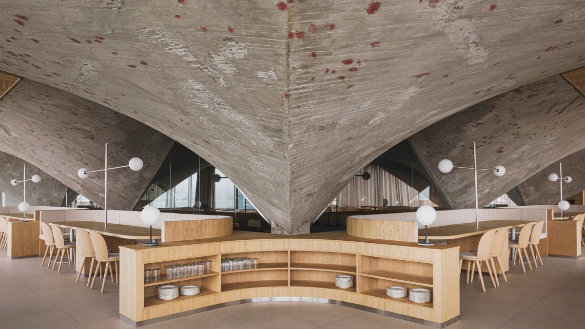 La renovación del restaurante sacó a la luz una espectacular bóveda de paraboloides de hormigón oculta desde 2003, convirtiéndose en el principal elemento del espacio.