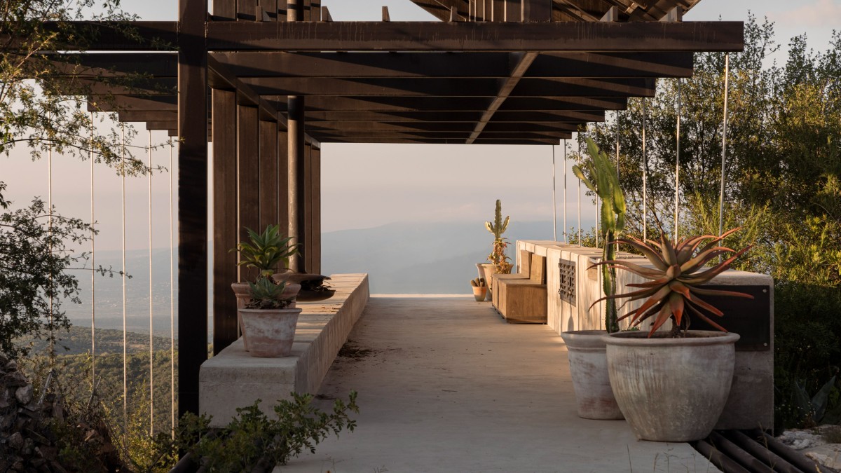 El mirador cuenta con bancos donde poder relajarse y contemplar el paisaje.