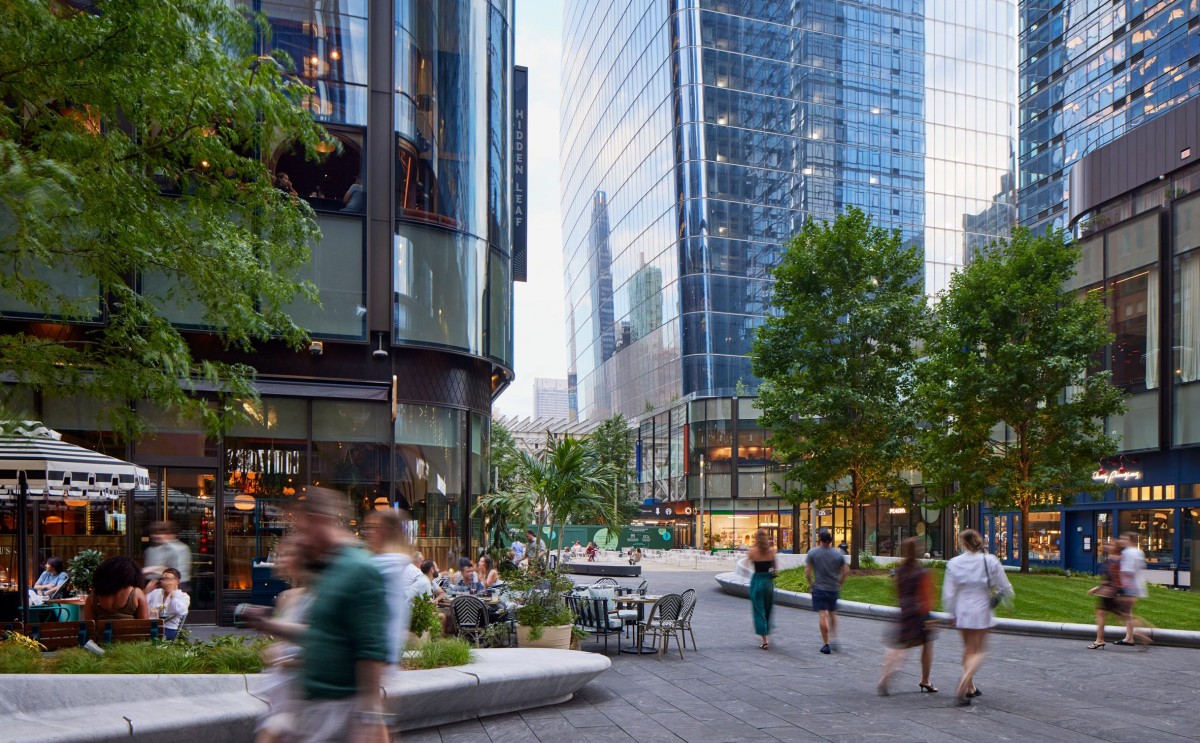 El complejo de Manhattan West cuenta con una gran plaza situada entre rascacielos.