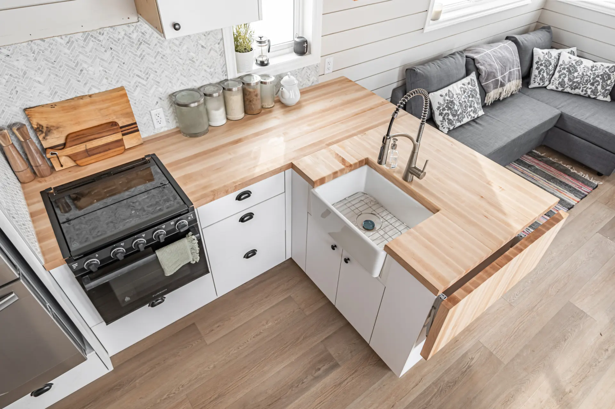 La cocina está equipada con todo lo necesario: horno, fogón, lavabo, nevera, microondas…