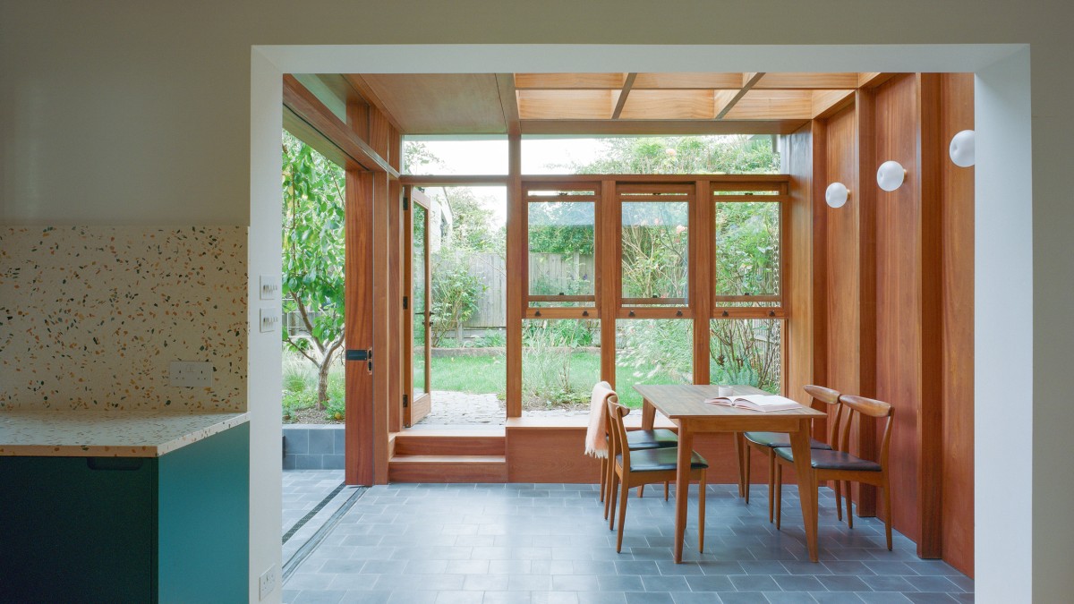 Las puertas plegables y las grandes ventanas favorecen una conexión directa con el exterior.