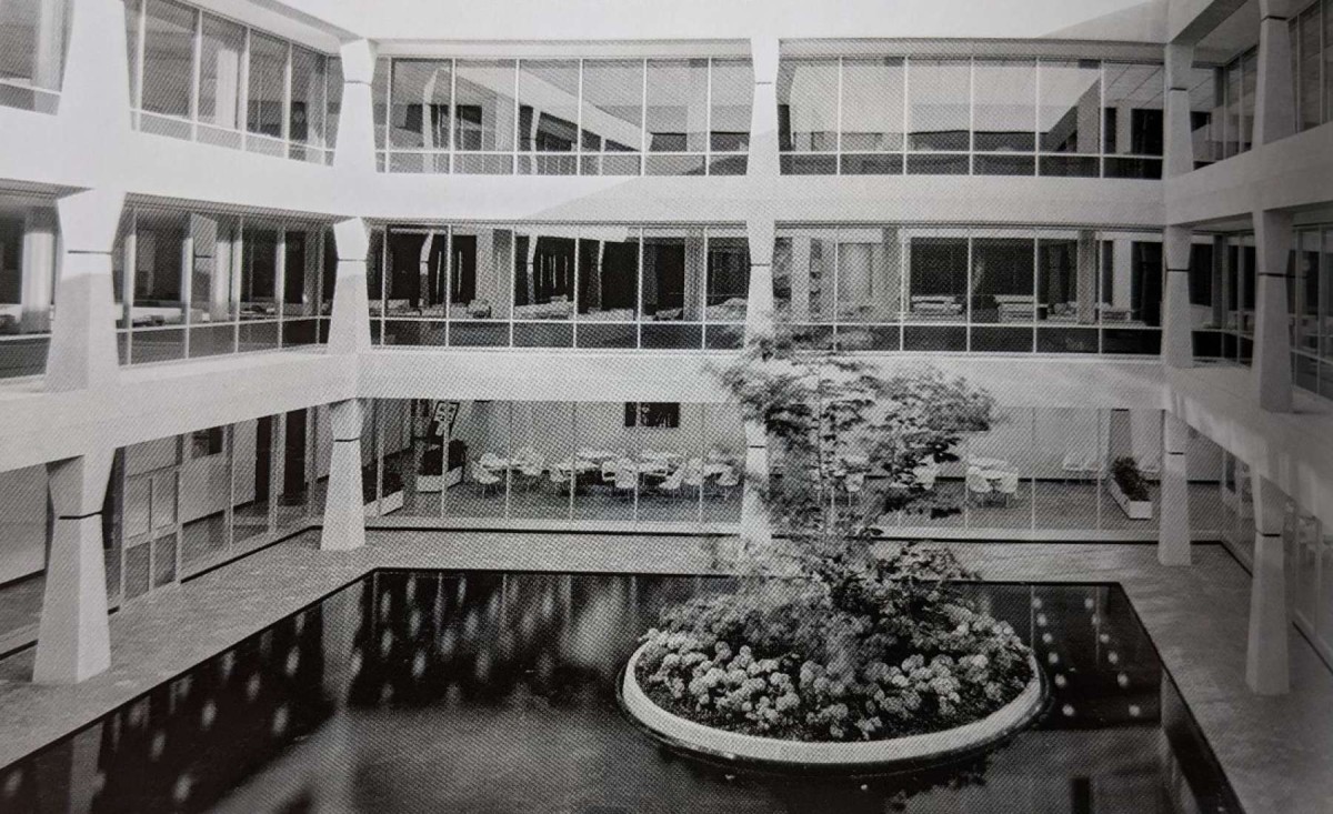 Imagen histórica del patio interior de Hayes Park South con su jardín japonés original.