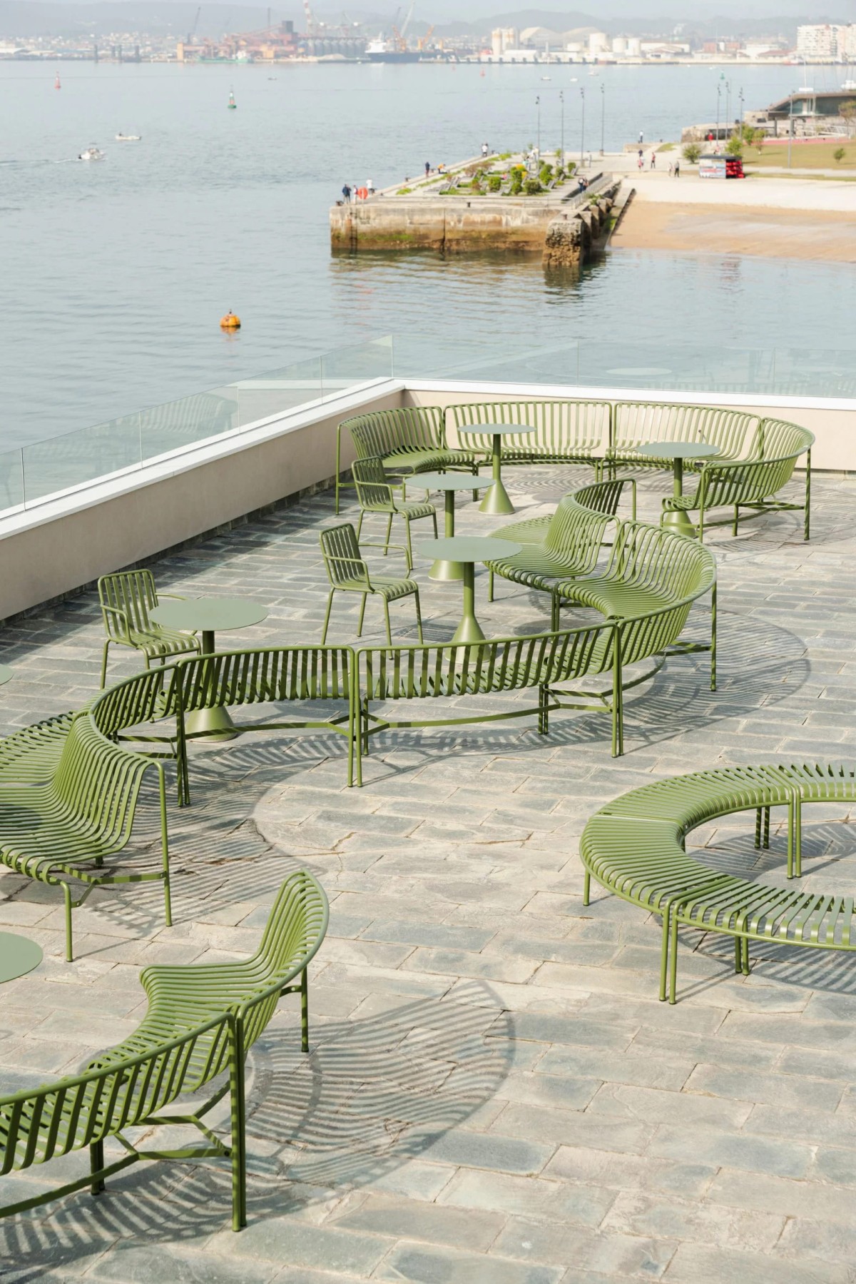 El restaurante cuenta con una terraza con vistas a la había y con mobiliario de hierro que recuerda las ondas del mar.