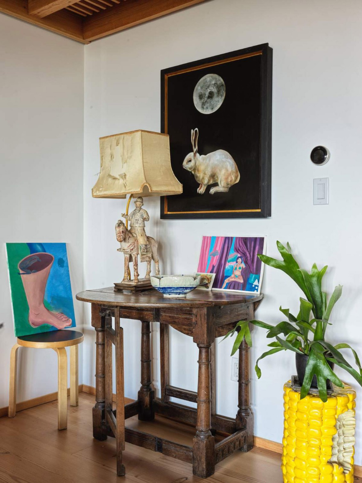 La casa cuenta en cada rincón con numerosos objetos de arte.