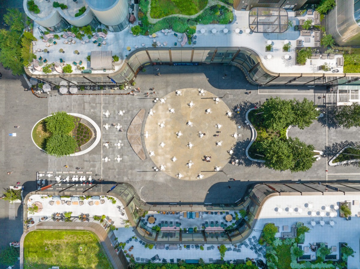 La plaza se configura mediante zonas curvas que la ensanchan o estrechan.